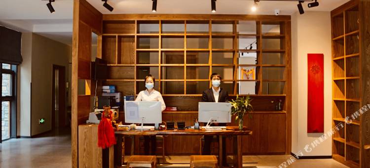 康定朗吉弥藏酒店(新都桥摄影天堂小镇店)图片
