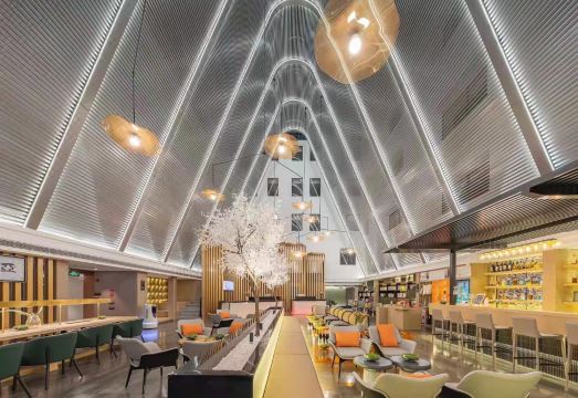 广州珠江新城五羊邨地铁站亚朵酒店外景图