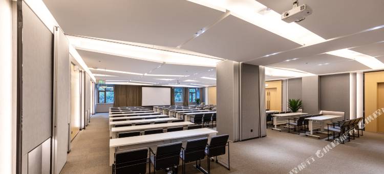 重庆江北机场回兴轻轨站亚朵酒店图片