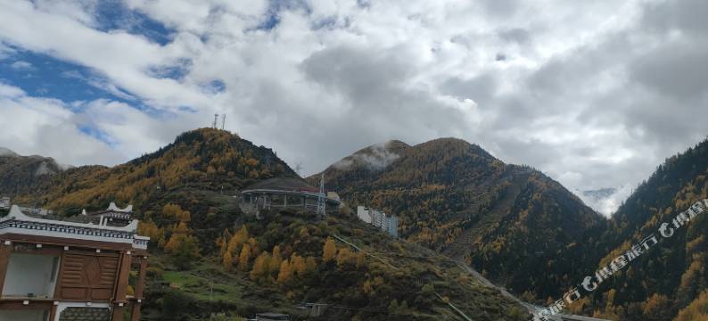 四姑娘山山与民宿图片