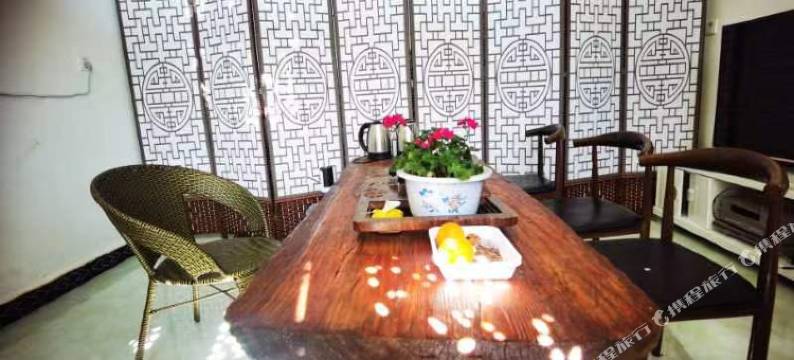 鸡足山爬山树客栈图片