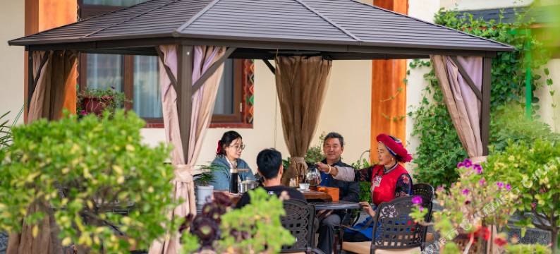 香格里拉曲登乃仓·供氧民宿(松赞林寺清晨摄影店)图片