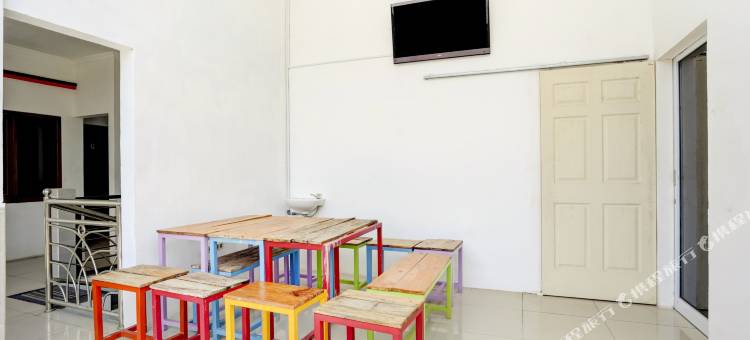 Super OYO 3702 布根维尔民宿伊斯兰旅馆(RedDoorz Syariah at Homestay Bougenville Near Taman Alun-Alun Kota Lamongan)图片