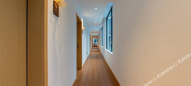 波密枕江山水绘图片