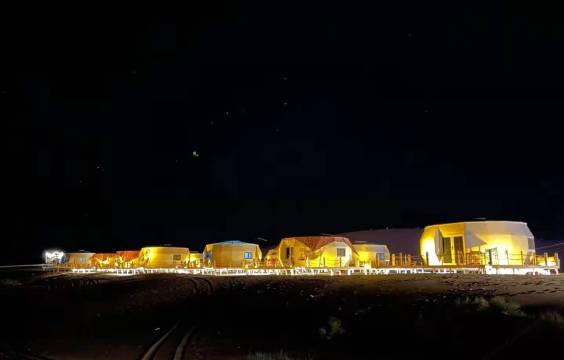 敦煌鸣沙山沙漠露营越野基地图片