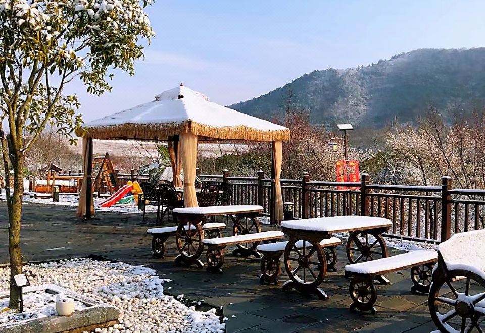 Seek Paradise · Shitang HostelHotel Overview