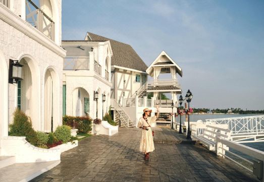 Prima Amphawa Hotel Overview