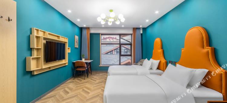 柒色酒店(长白山西景区旅游服务集散中心店)图片