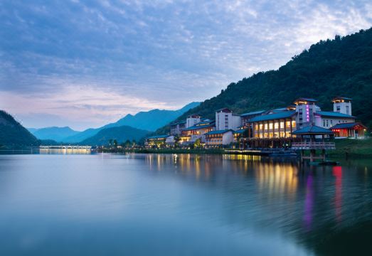 清远宝晶宫天鹅湖温泉酒店外景图
