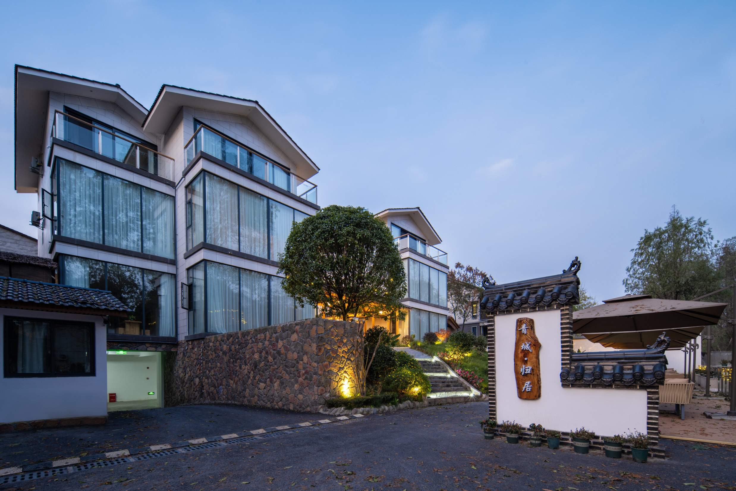 Qingcheng Guiju Hotel Overview