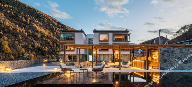 四姑娘山等风来雪山民宿(长坪沟景区长青山寨观景平台店)图片