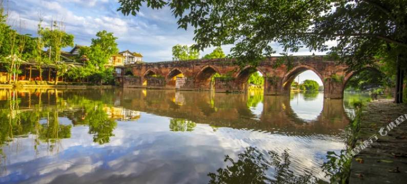 小熊在河边的小院子图片