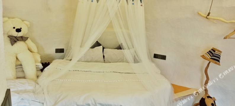 小熊在河边的小院子图片