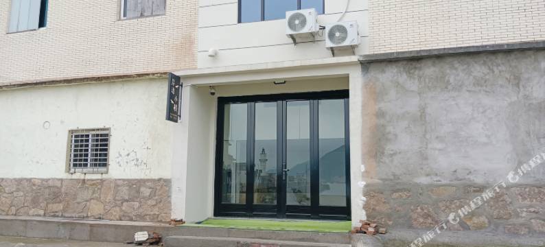 岸边有屋图片