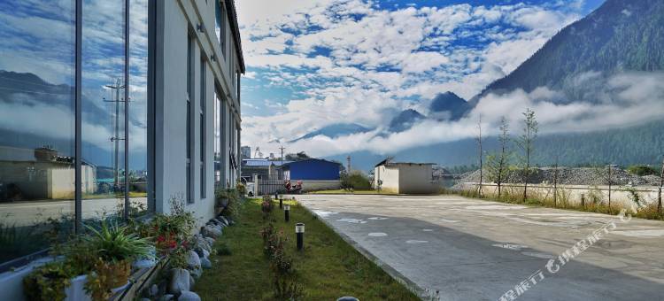 波密平措康桑度假酒店图片