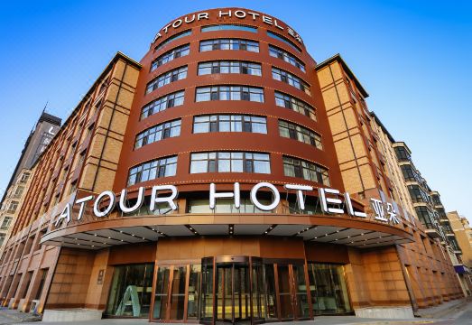 哈尔滨冰雪大世界龙川路地铁站亚朵酒店外景图