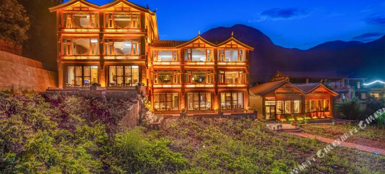 泸沽湖德央度假山庄图片