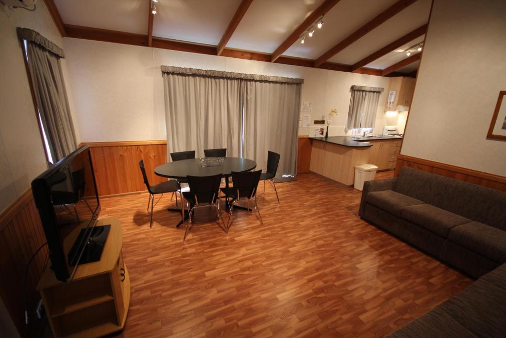 Metung Holiday VillasOver view