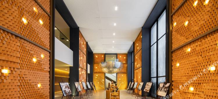 稻城亚丁来麓岷山饭店图片