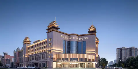 呼和浩特大召寺寶爾汗佛塔亞朵酒店