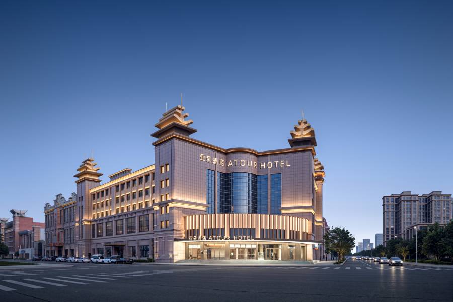 呼和浩特大召寺寶爾汗佛塔亞朵酒店