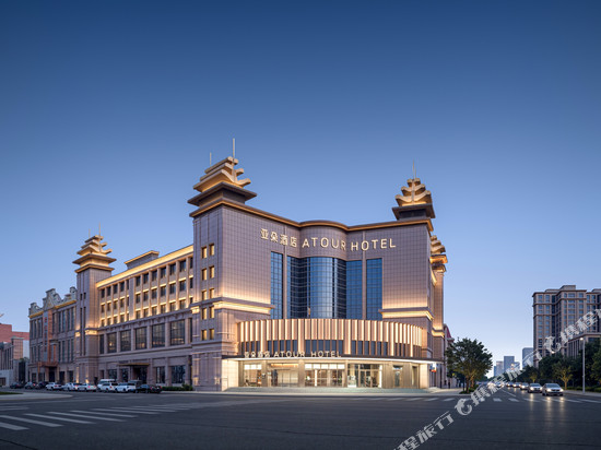 呼和浩特大召寺宝尔汗佛塔亚朵酒店