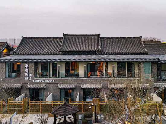 鹿鸣湖畔民宿(开封清明上河园万岁山武侠城店)
