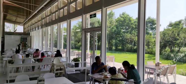 沐光里海边民宿(孤独图书馆礼堂店)图片