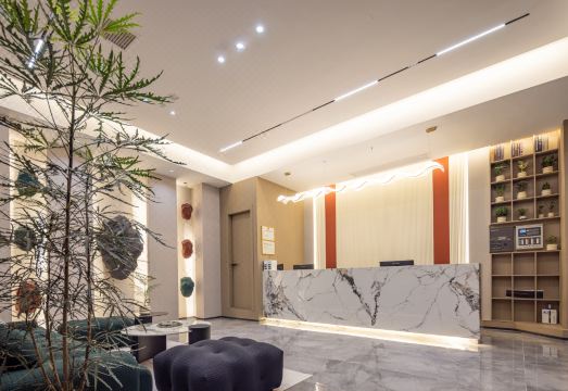 Huayi Collection Hotel (Hubei Minzu University) Hotel Overview