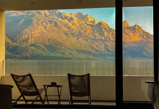 醒在山野｜日照金山·雪山观景民宿外景图