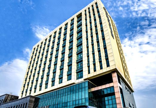 南京新港开发区亚朵酒店外景图