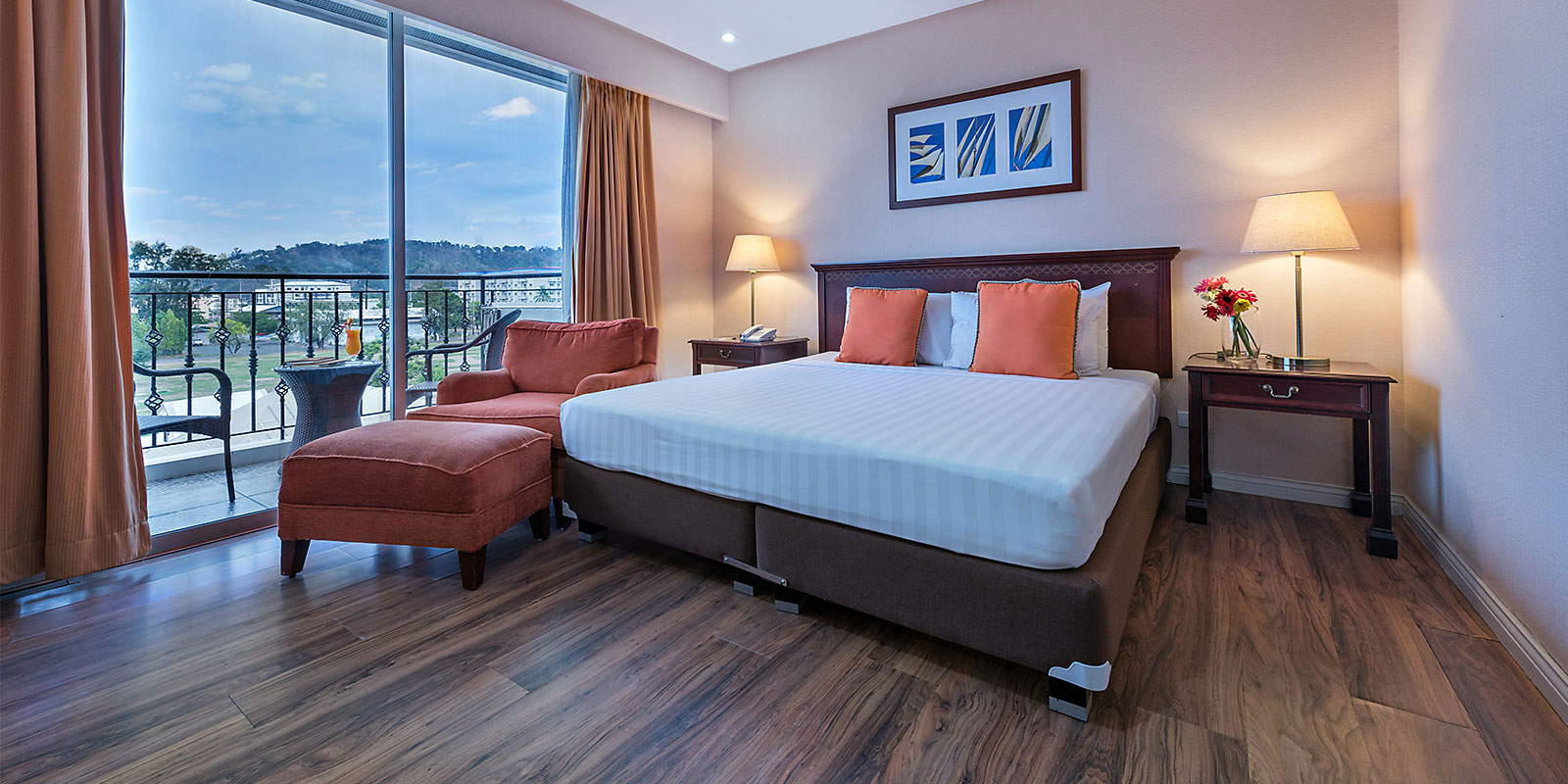 Court Meridian Hotel & Suites Over view