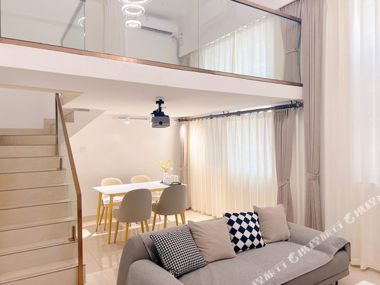 防城港三只猫Loft公寓(第四中学德城美食街店)