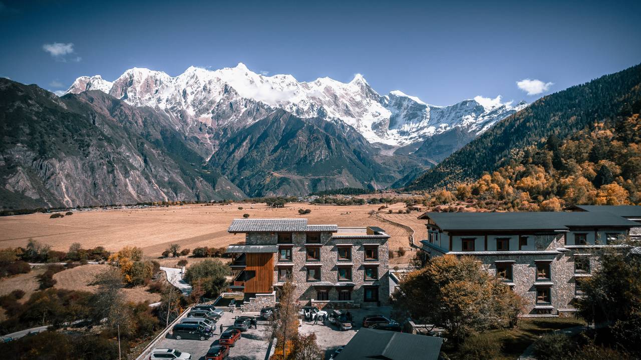 米林松赞南迦巴瓦山居图片