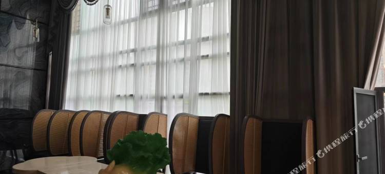 瓮安河畔电竞酒店图片