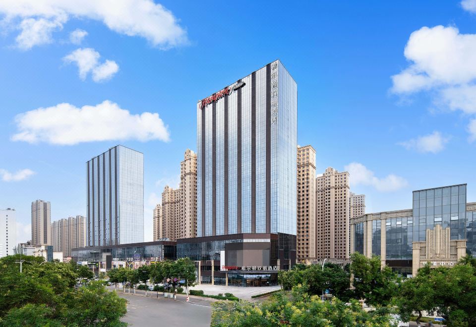 晋中榆次安宁街希尔顿欢朋酒店外景图