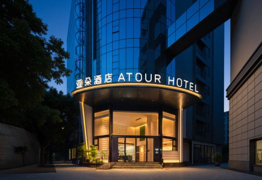 深圳宝安流塘地铁站亚朵酒店外景图