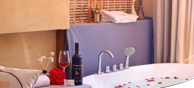 泸沽湖德央度假山庄图片