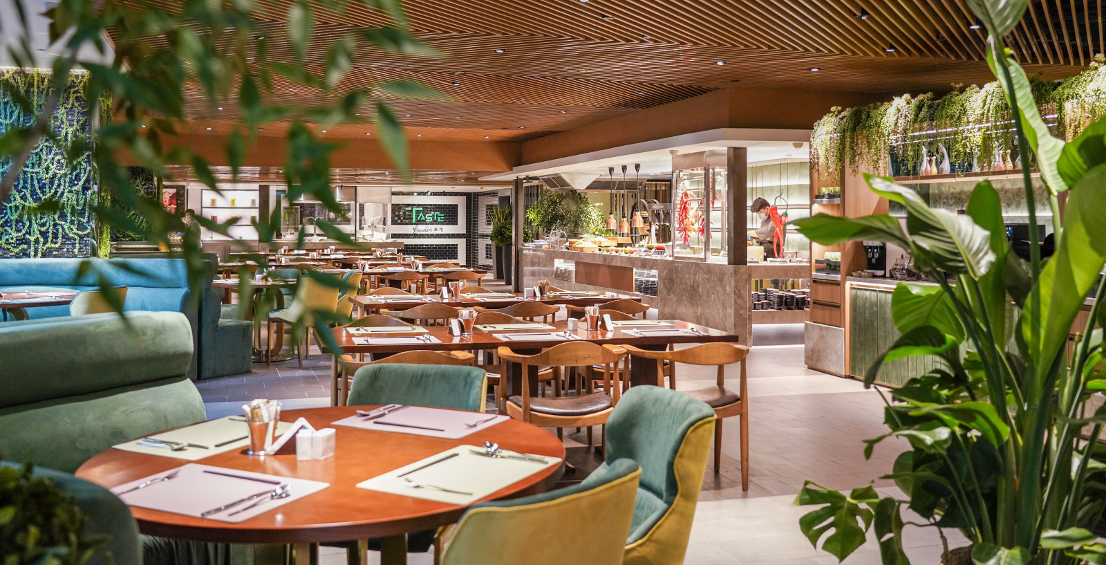 Pullman Shanghai Skyway Hotel Over view