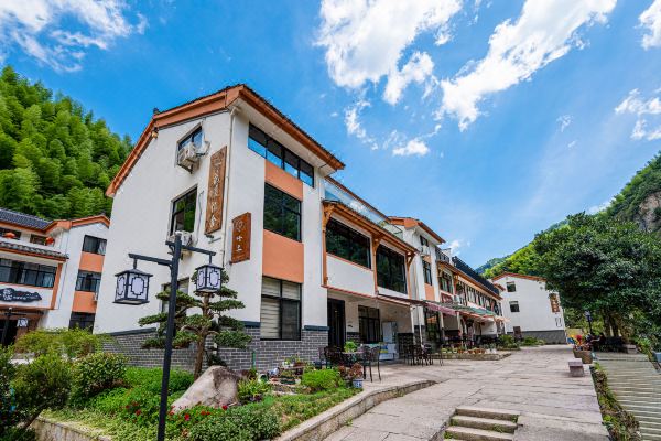 选择房间开业:2020民宿位于磐安花溪风景区内中心地带,千米平板溪边.