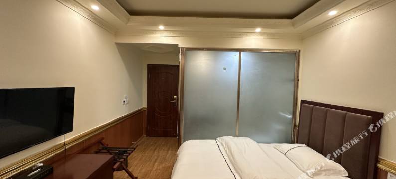 宝兴鸿山鼎大酒店图片