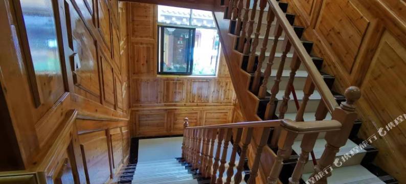 巴塘雄孔温泉民宿图片