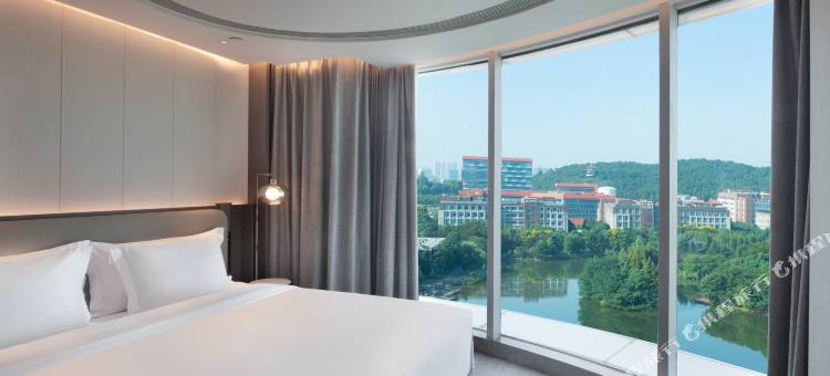 武汉光谷皇冠假日酒店图片