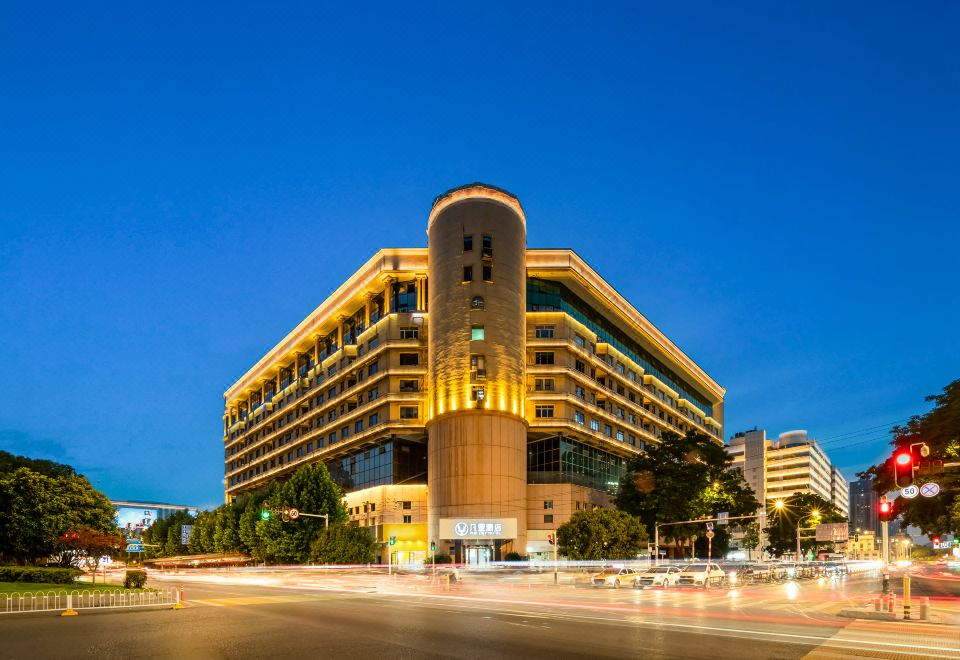 凡里酒店(武汉汉口火车站地铁站店)外景图