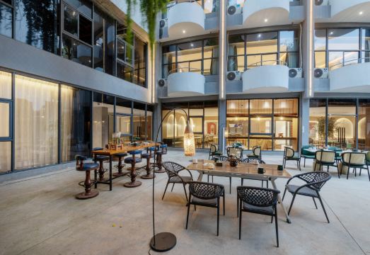 ELong Xicheng International Hotel(Haiya Colorful City Tongle South Subway Station Store) Hotel Overview