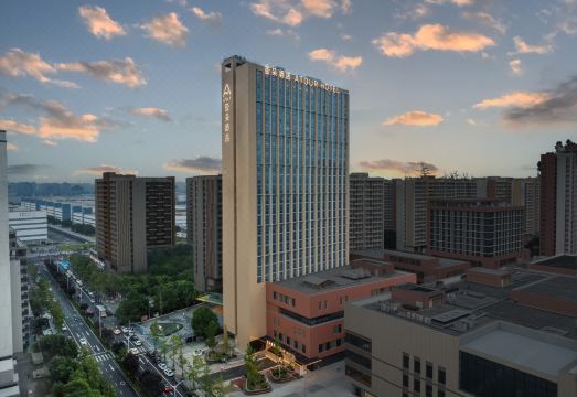 成都高新西区天映路地铁站亚朵酒店外景图