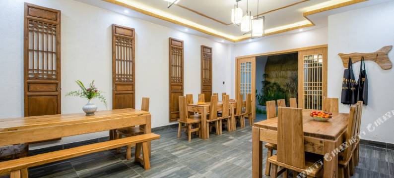 抚仙湖云畔上居图片