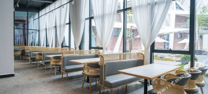 岩语间 · 美术民宿(张家界高铁站店)图片