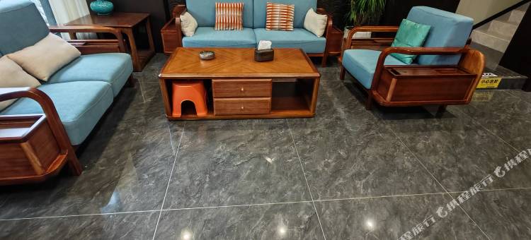 肇庆·富米FullmeCinemaBathtub设计酒店(七星岩东门广场店)图片