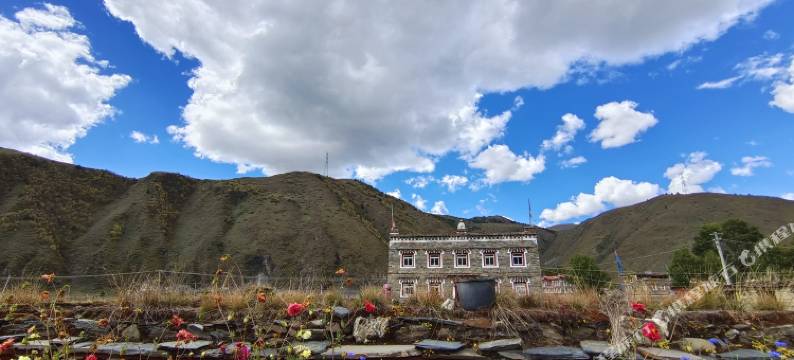 新都桥立启河边民宿图片